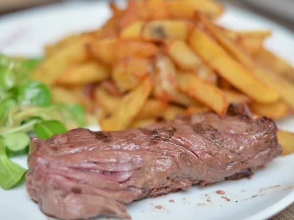 Onglet de bœuf saignant, frites maison et mâche