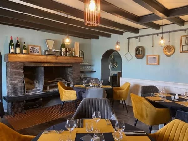 Salle de la cheminée : poutres, fauteuils en velours moutarde, murs bleu clair