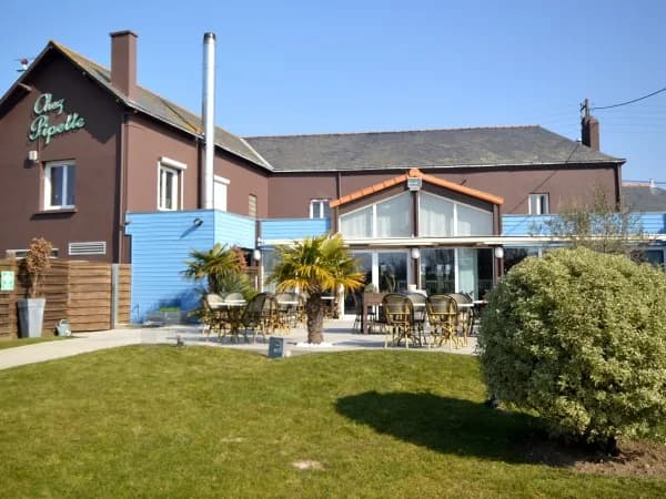 Le jardin et la façade arrière de l'auberge au soleil